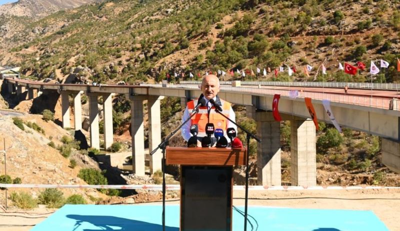 ULAŞTIRMA VE ALTYAPI BAKANI KARAİSMAİLOĞLU, ENLERİN PROJESİ “BİTLİS ÇAYI VİYADÜĞÜ” KAYNAK TÖRENİNE KATILDI