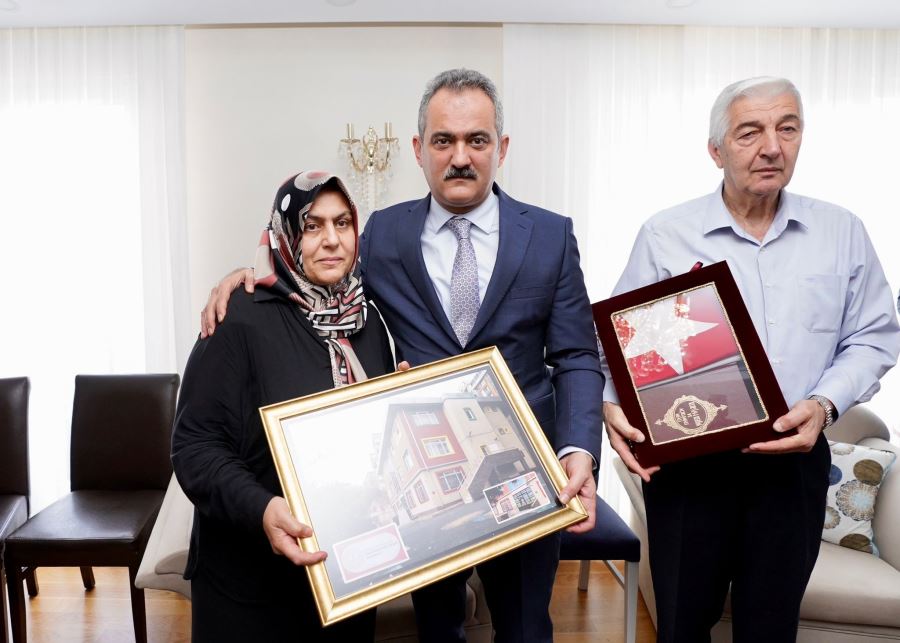 Bakan Özer’den İstiklal Caddesi’ndeki saldırıda hayatını kaybeden anne ve kızın ailesini ziyaret