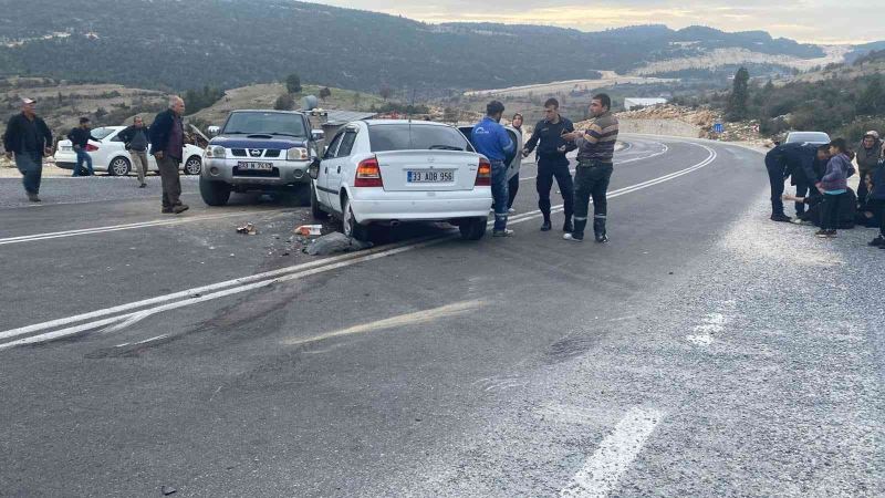 Tarım işçilerini taşıyan kamyonetle otomobil çarpıştı: 9 yaralı
