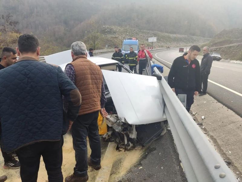 Kontrolünü kaybeden sürücü bariyerlere çarparak durabildi
