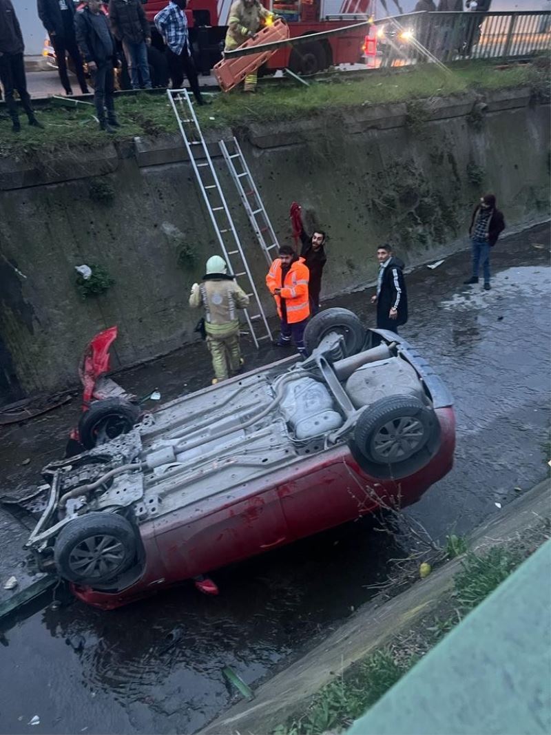 Kağıthane’de otomobil dereye uçtu: 2 yaralı
