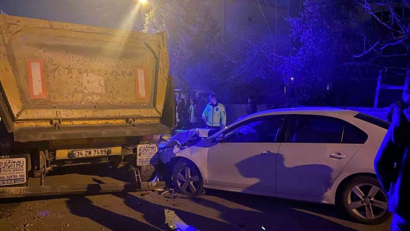 Sokağa süratli girdi, park halindeki kamyona çarptı: 2 yaralı
