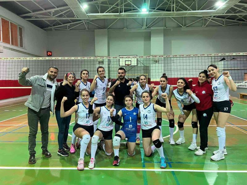 Malatya temsilcisi voleybolcular zirveyi bırakmıyor
