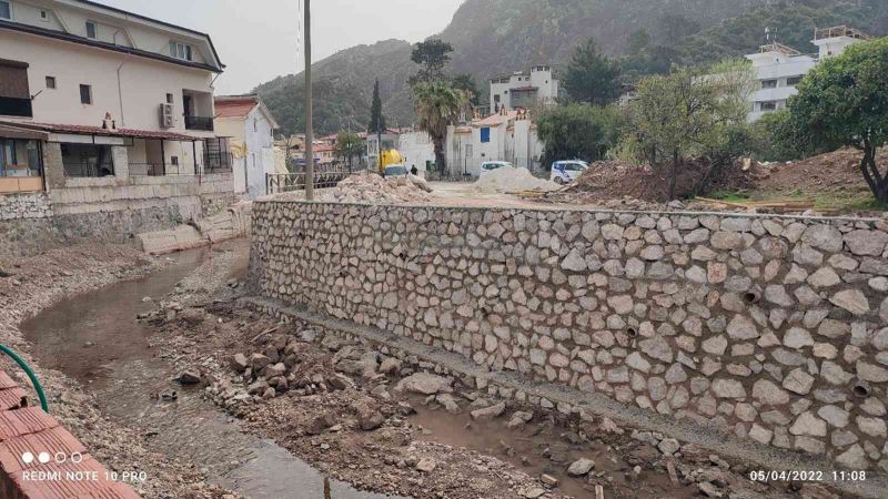 Büyükşehir Marmaris’te zarar gören dere duvarlarını tamir etti
