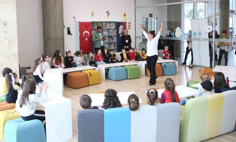 Minikler ‘Masal Saati’nde keyifli vakit geçirdi
