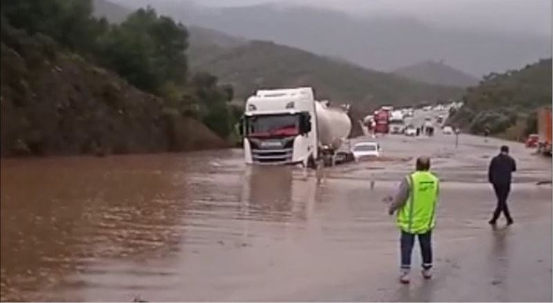 Milas’ta sağanak yağmur etkili oldu
