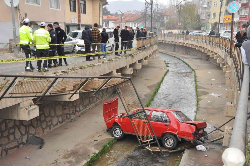 Otomobille dereye uçan sürücü burnu bile kanamadan kurtuldu
