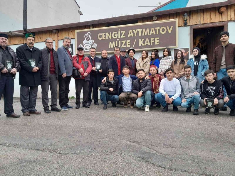 Kırgız yazar Cengiz Aytmatov 84’üncü doğum gününde anıldı
