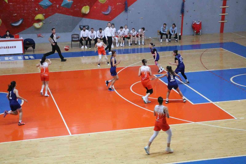 Diyarbakır kadın basketbol takımı kendi sahasında güldü
