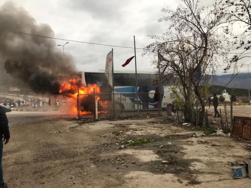 Duman kokusu 21 yolcuyu alevlerin arasında kalmaktan kurtardı
