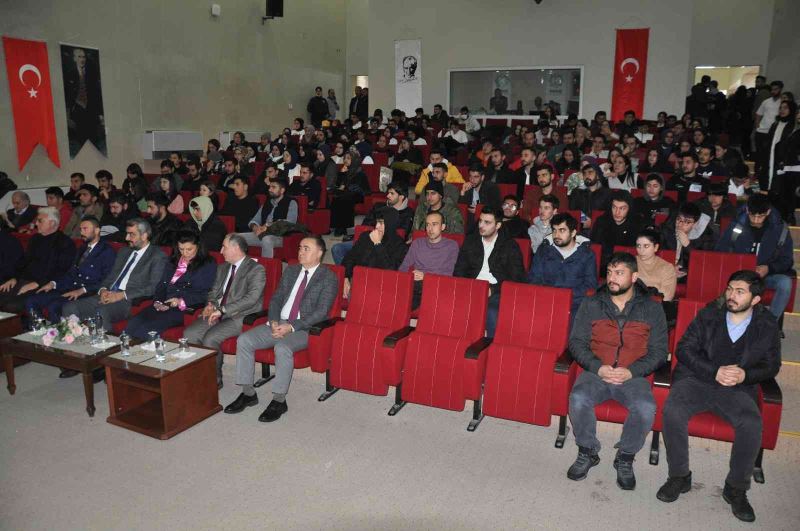 Kars’ta “Türkiye Yüzyılı” konferansı düzenlendi
