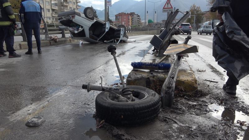 Bariyere çarpıp ters dönen otomobilden sağ çıktı
