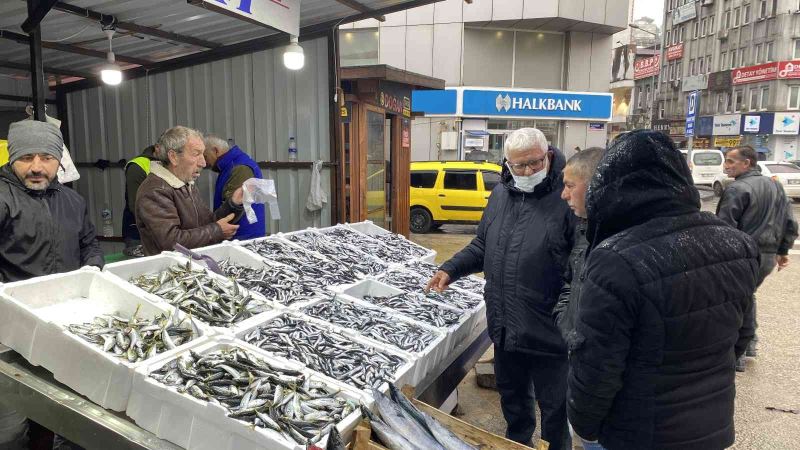 Tezgahlara yerli hamsi geldi, yüzler güldü
