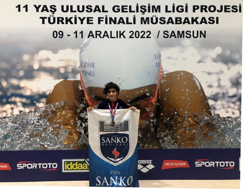 SANKO okulları öğrencisi yüzmede bronz madalya kazandı
