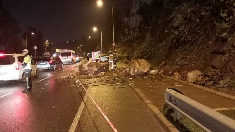 İzmir’de yamaçtan kopan kaya parçaları yola ve bir otomobilin üstüne düştü
