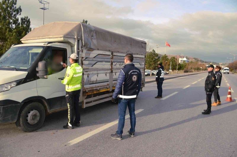 Afyonkarahisar’da düzensiz göçmenlere yönelik denetim
