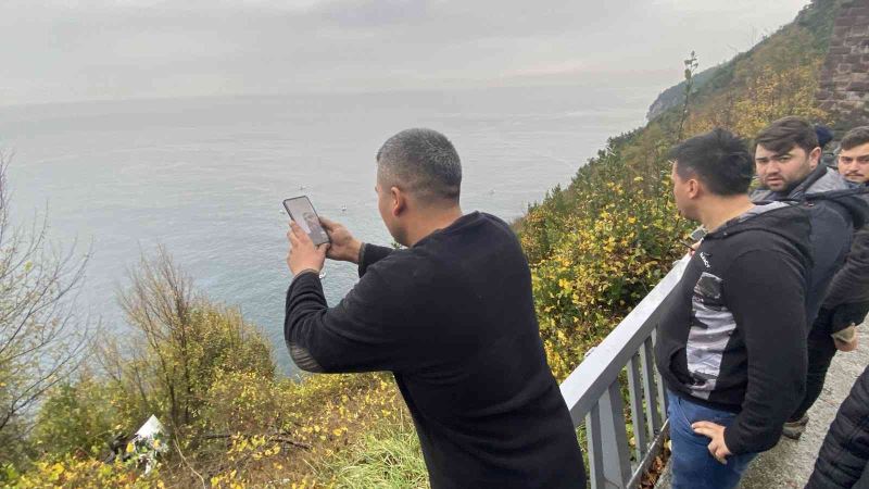 Uçuruma uçan otomobili ağaç dalları kurtardı
