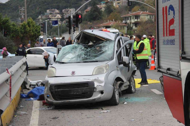 Tanker, hafif ticari araca böyle çarptı: 2 ölü
