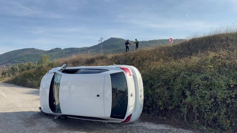 İznik’te otomobil şarampole uçtu: 2 yaralı
