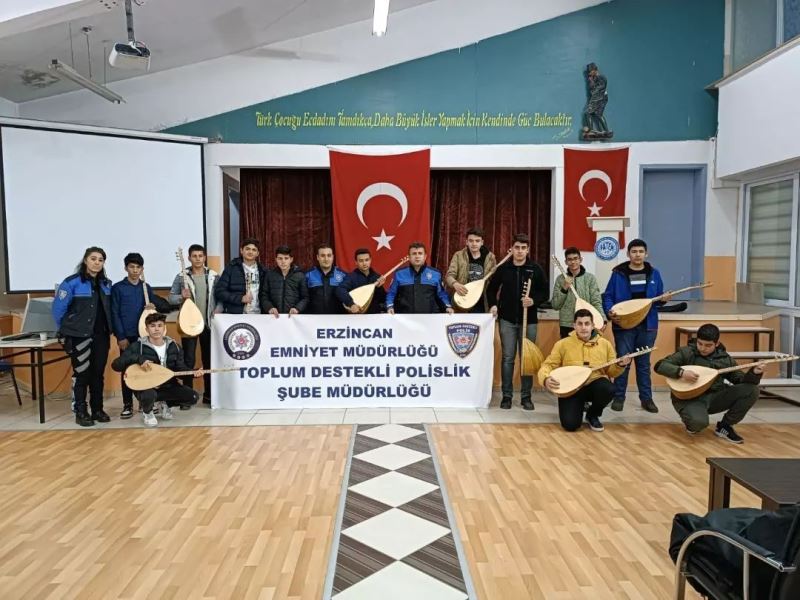 Polis ekipleri öğrencilere bağlama hediye etti
