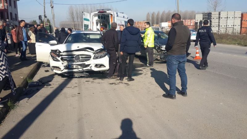 Sakarya’da iki otomobil kafa kafaya çarpıştı: 1 yaralı
