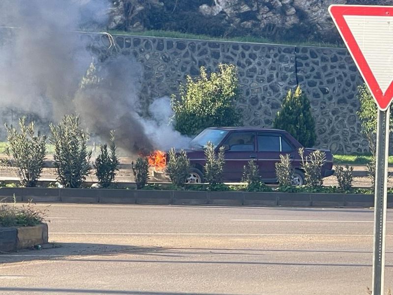 Otomobil alev topuna dönmeden söndürüldü
