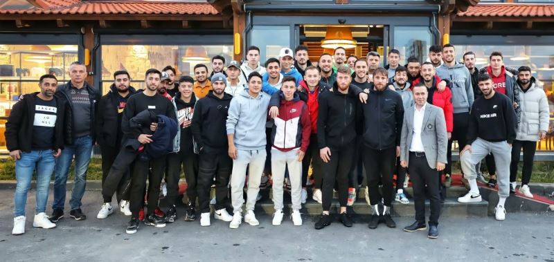 Afyonspor oyuncuları yemekte buluştu
