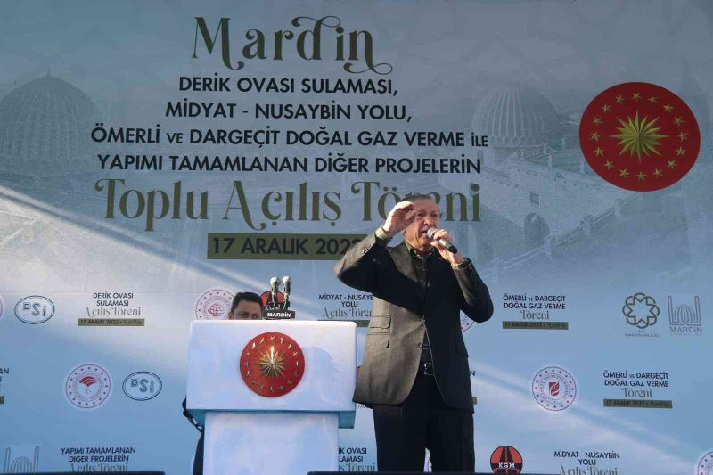 Cumhurbaşkanı Recep Tayyip Erdoğan: “Mardin Havalimanının adını Mardin Aziz Sancar Havalimanı olarak değiştirelim. Aziz Sancar’ın adı Mardin’e girerken Mardin Havalimanının gönderinde görülecek. Mardin Prof. Dr. Aziz Sancar Havalimanı.”
