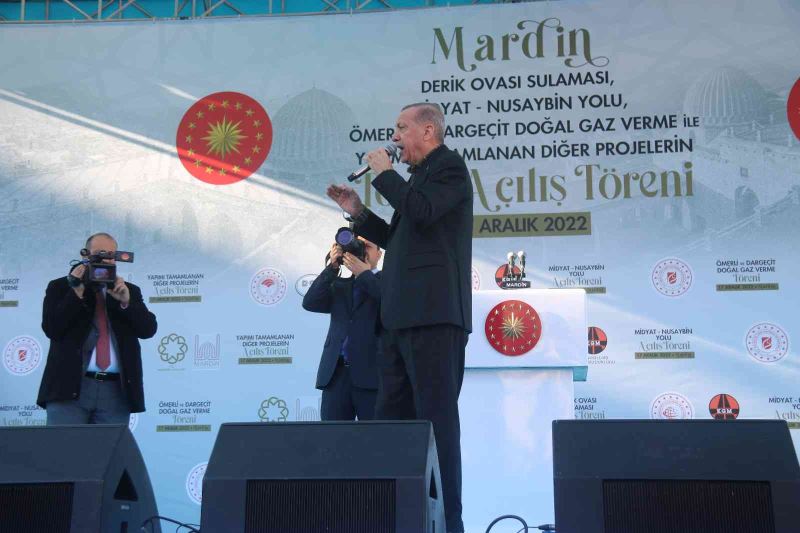 Cumhurbaşkanı Recep Tayyip Erdoğan: “Kardeşliğin şehri Mardin’i sahip olduğu güzelliklerden koparmak için çok uğraştılar. Her türlü fitneyi zulmü denediler. Ama hamdolsun Mardin kim olduğunu unutmadı.”
