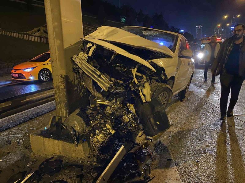 Tem’de kontrolden çıkan araç orta refüje çarptı: 1 yaralı
