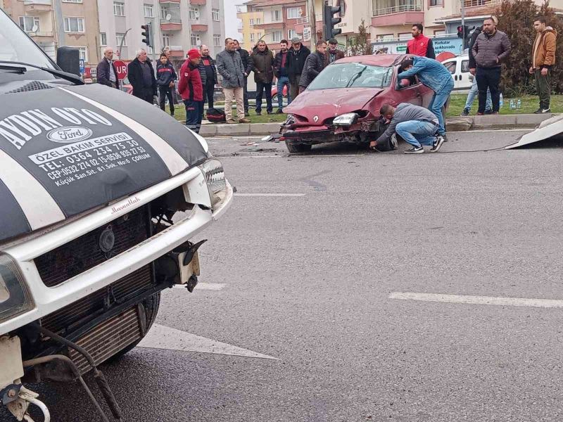 Minibüsle otomobil kavşakta çarpıştı, kaza anı kameraya yansıdı
