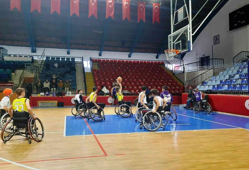 Lise öğrencileri tekerlekli sandalye ile basketbol maçı oynadı
