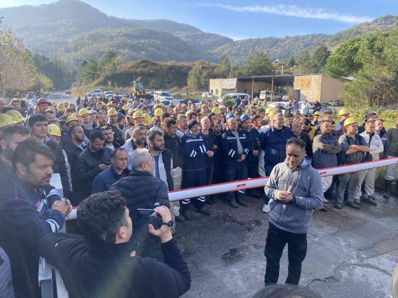 Maden işçileri görevden alınan müdür yardımcısı için yürüdü
