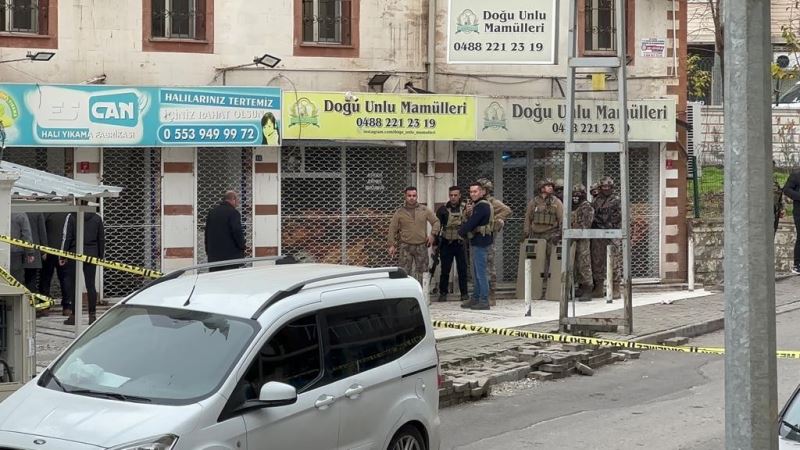 Batman’da halı işletmeciliği yapan esnaf, kaçak kontrolü için dükkanına gelen 3 DEDAŞ personelini silahla rehin aldı. Olay yerine çok sayıda polis ve özel harekat ekibi sevk edildi. Şahsı ikna etme çalışmaları sürüyor.
