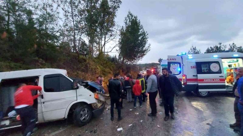 Kamyonet ile minibüs kafa kafaya çarpıştı: 3 yaralı
