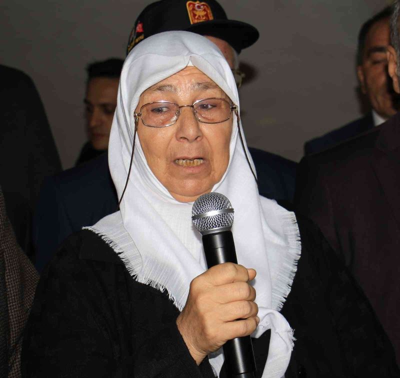 Şehit annesi eline mikrofonu aldı: 