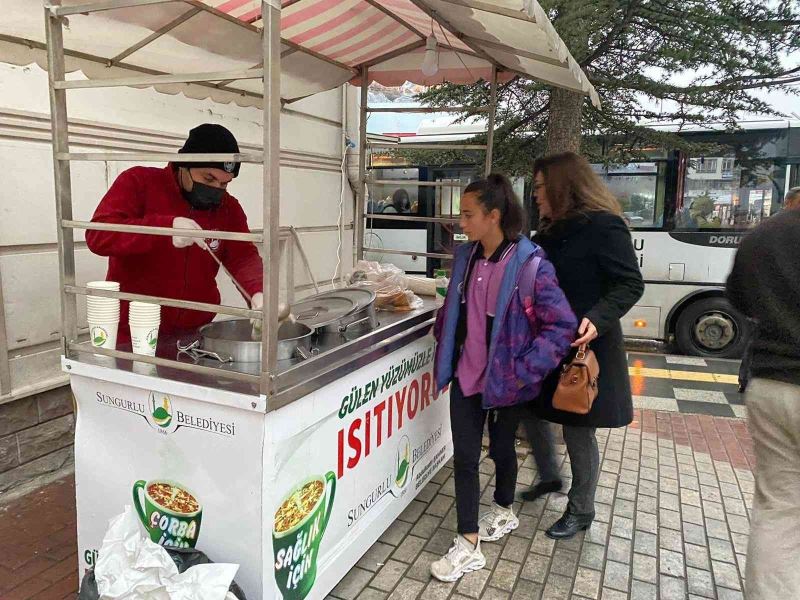 Sungurlu Belediyesi’nden ’Bardakta çorba’ ikramı
