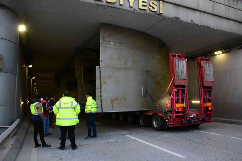 Tırın taşıdığı platform tünele sıkıştı, D-100 Ankara istikameti trafiğe kapandı
