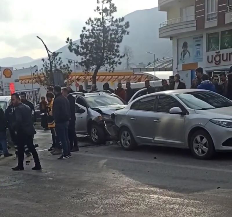 Tatvan’da zincirleme kaza: 3 yaralı
