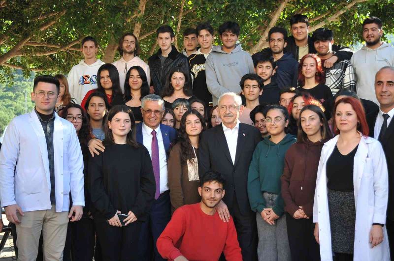 Kılıçdaroğlu, Kemer’de öğrencilerle bir araya geldi
