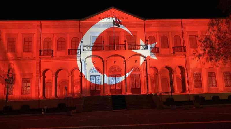 Bakan Nebati, İzmir İktisat Kongresi’nin 100. yılına özel ışık gösterisini izledi
