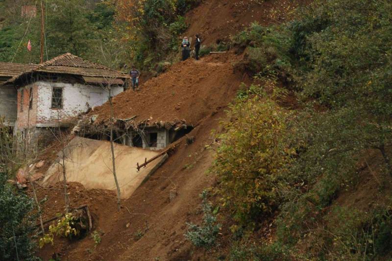 Prof. Dr. Ömer Kara: “Doğu Karadeniz Bölgesi’nin heyelan risk haritaları acilen çıkartılmalı