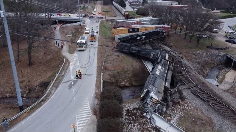 ABD’de yük treni, hemzemin geçitteki römorku biçti
