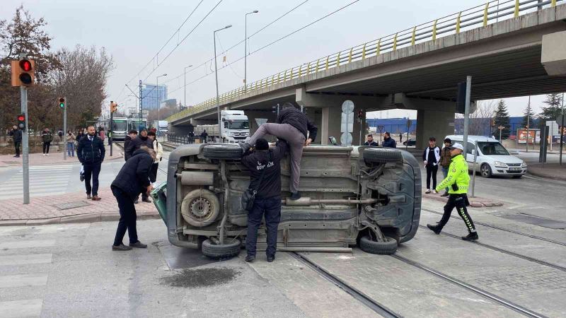 Konya’daki çarpışan otomobillerden biri tramvay yoluna devrildi
