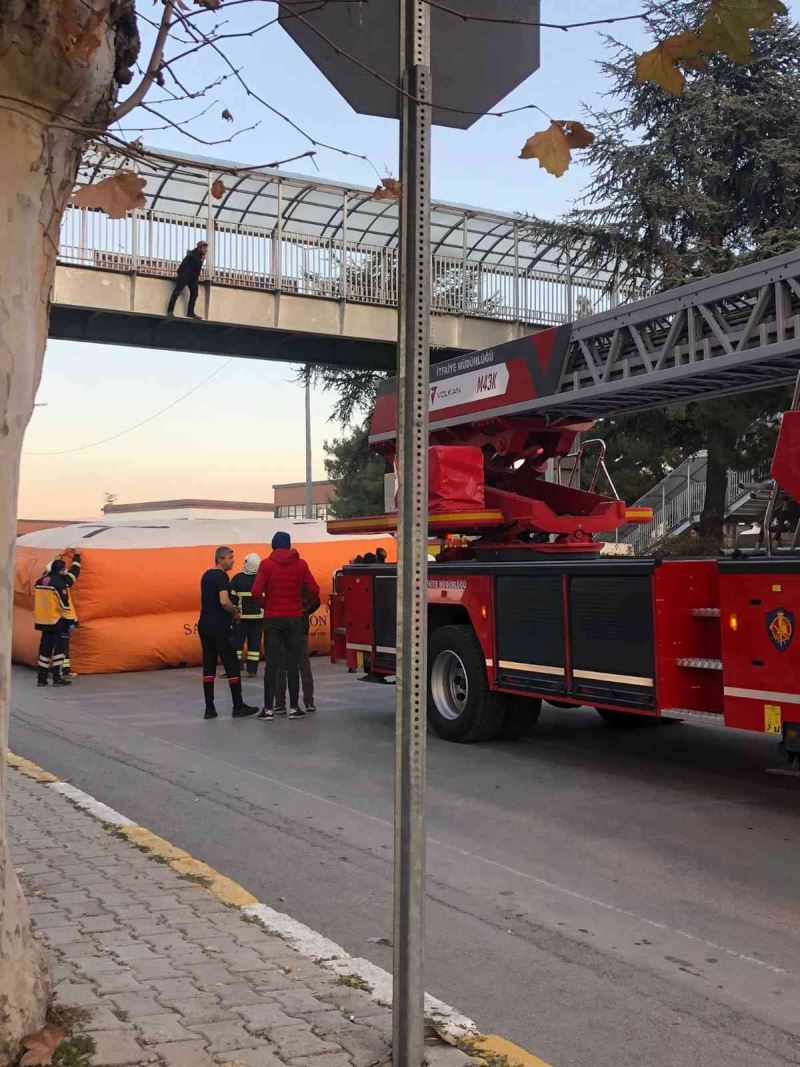 Üst geçitte intihar teşebbüsünü polis engelledi
