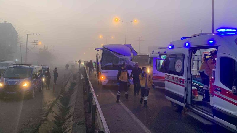 İşçi servisi tıra arkadan çarptı: 12 işçi yaralı
