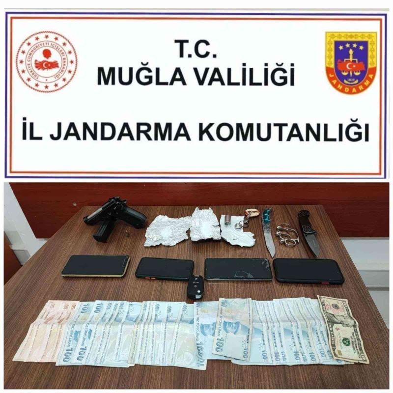 Jandarma şüpheli araçta silah ve kesici alet ele geçirdi
