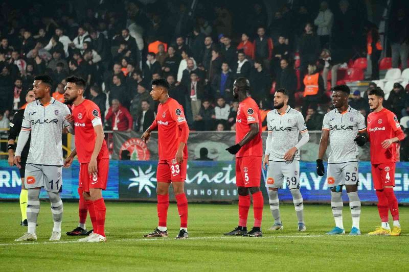 Spor Toto Süper Lig: Ümraniyespor: 1 - Medipol Başakşehir: 1 (İlk yarı)
