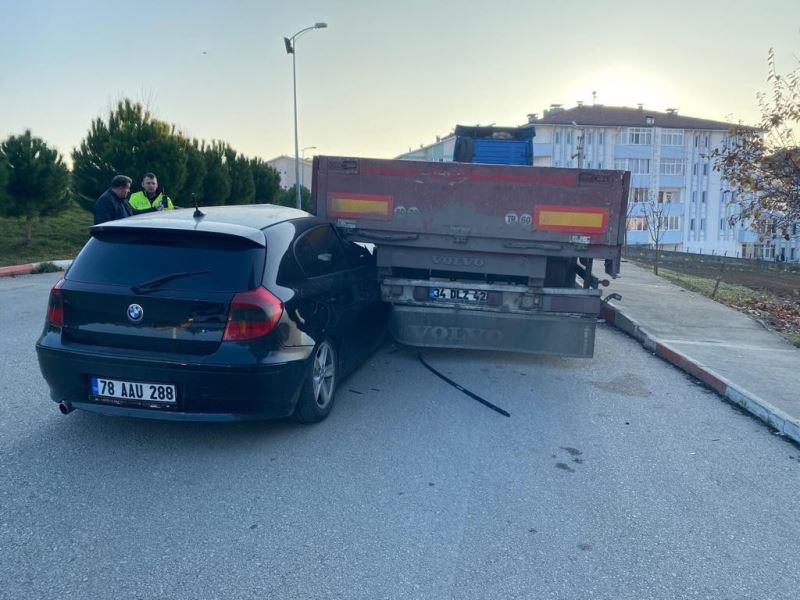 Otomobil park halindeki tırın altına girdi: 2 yaralı
