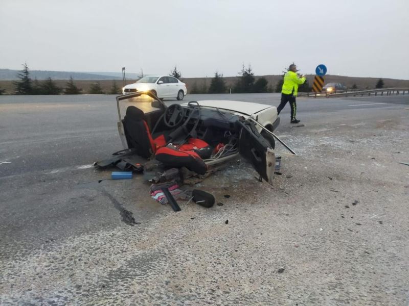 Cipin çarptığı Tofaş otomobil ortadan 2’ye ayrıldı
